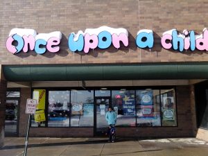 חנות יד שנייה מעולה לבגדי ילדים. הקישוט היפה מעל האותיות הוא שלג