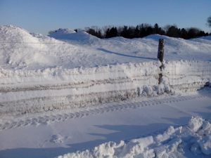 שכבות שלג באחד הרחובות