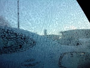 דוגמאות קרח על חלון הרכב בבוקר