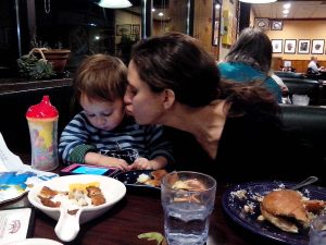 צופה ב"אצא לי השוקה" אחרי שחיסל את ההמבורגר שלו וחצי של אמא