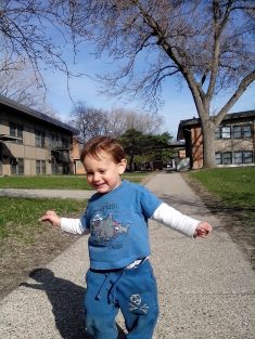 השלג חלף הלך לו אך הניצנים טרם נראו בארץ. שימו לב איך הדשא בשולי המדרכה טחון ממפלסות השלג שעברו בחורף