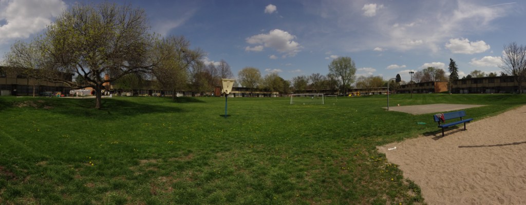 אחד ממגרשי המשחקים ממש עם תחילת הלבלוב