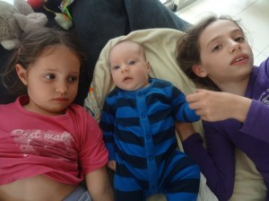 דקל בודק את שוק הביביסיטריות המקומי